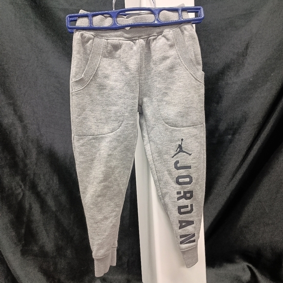 Jordan Gray Sweatpants with Tapered Legs and Elastic Waistband - Picture 5 of 8